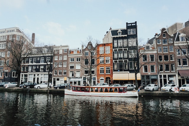 Een boot huren in Amsterdam: De perfecte activiteit voor alle gelegenheden